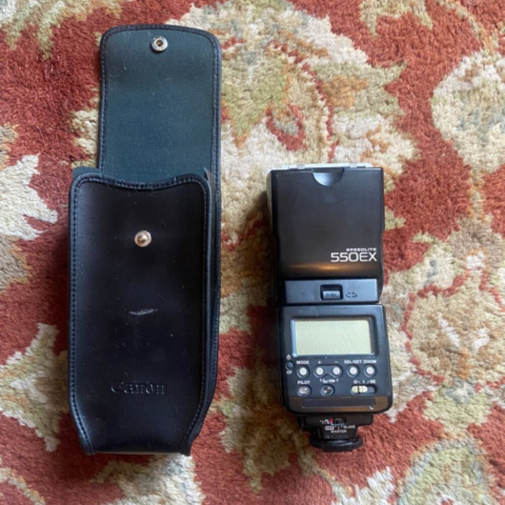 Canon ESO Speedlite 550EX Flash w/ Case